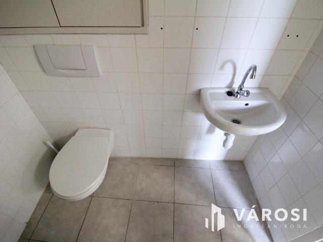 SALGÓ CENTERBEN 110 nm üzlethelyiség kiadó!