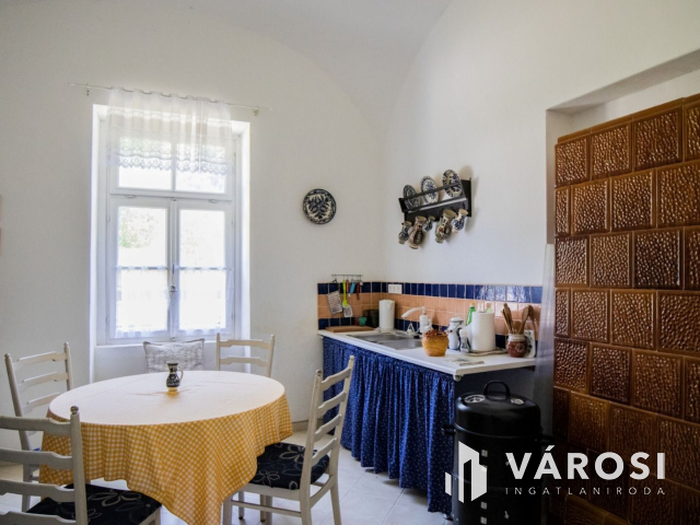 Részben felújított nemesi kúria, udvarház!