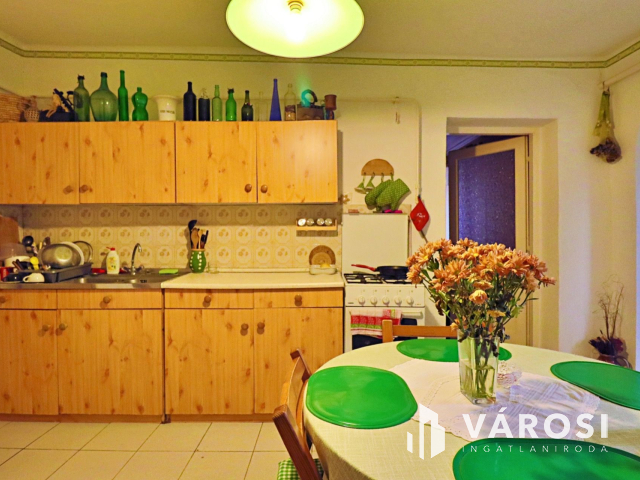 Belvároshoz közeli házrész, saját udvarral, kicsi rezsivel!