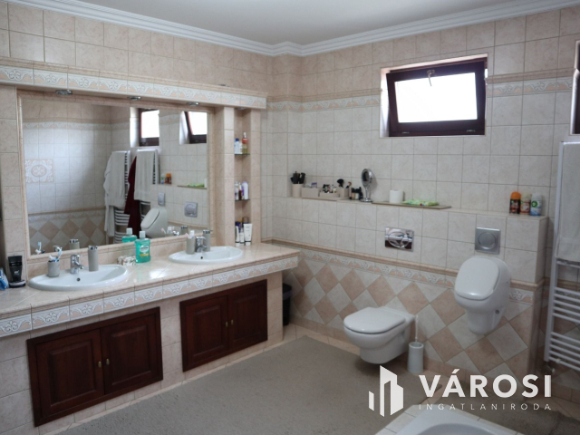 Exkluzív kétgenerációs családi ház Móra városrészen!