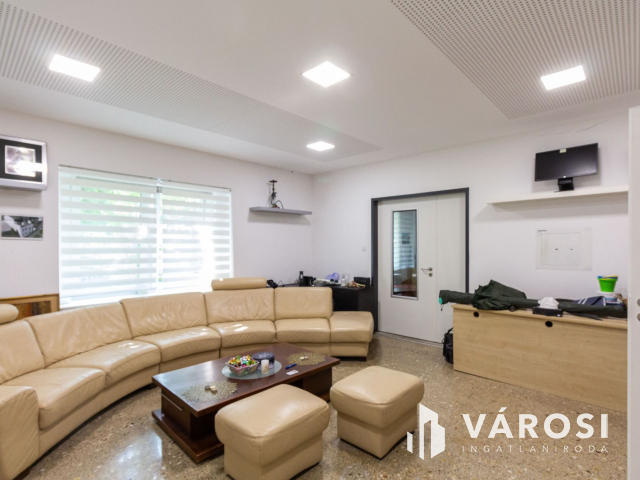 Családi ház és  telephely egyben.