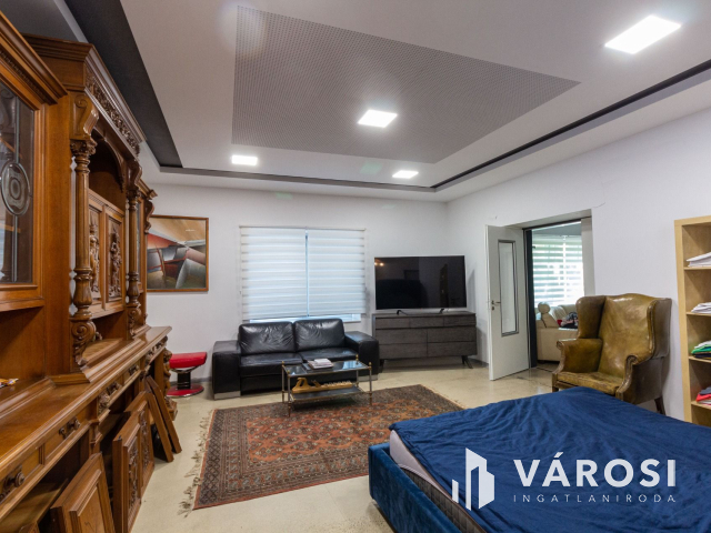 Családi ház és  telephely egyben.