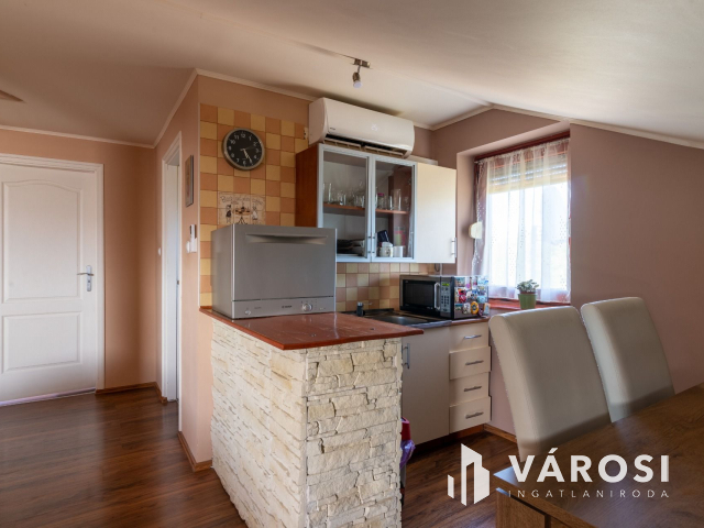 Két szintes családi ház étteremmel, lakás beszámítással