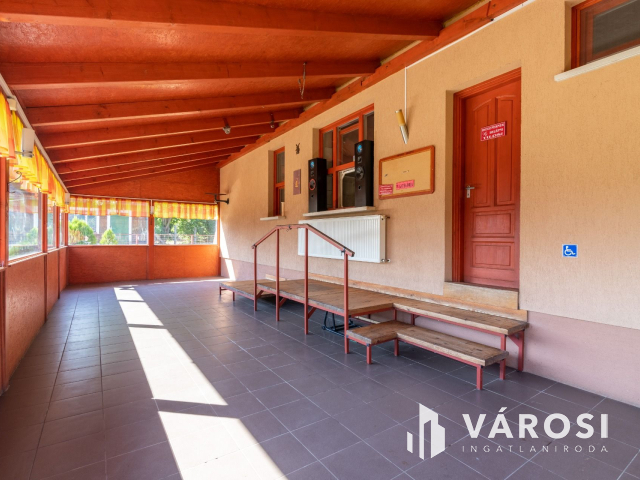 Két szintes családi ház étteremmel, lakás beszámítással