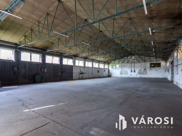 Eladó telephely: irodaház és csarnokok