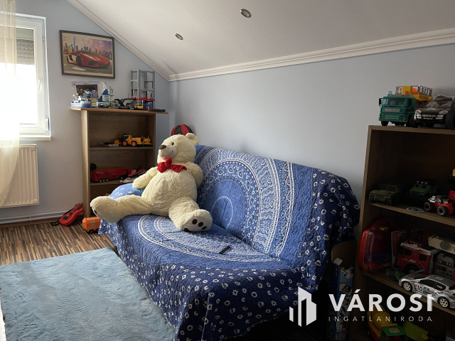 Igényes ház, kis udvarral frekventált helyen eladó