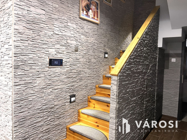 Igényes ház, kis udvarral frekventált helyen eladó