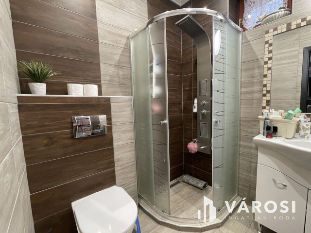 Igényes ház, kis udvarral frekventált helyen eladó