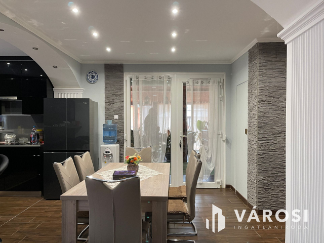 Igényes ház, kis udvarral frekventált helyen eladó