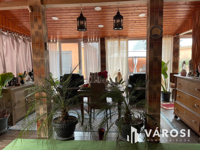 Igényes ház, kis udvarral frekventált helyen eladó