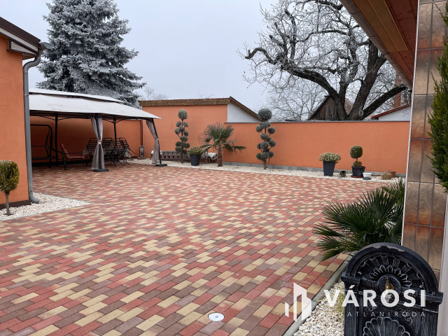 Igényes ház, kis udvarral frekventált helyen eladó