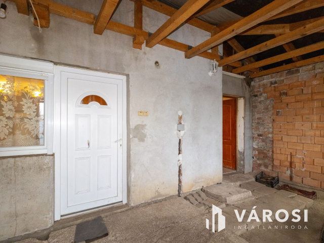 Újszerű, tetőteres téglaház az Almáskertekben