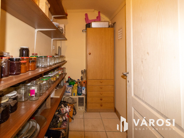 Újszerű, tetőteres téglaház az Almáskertekben