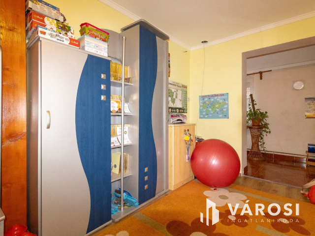 Újszerű, tetőteres téglaház az Almáskertekben