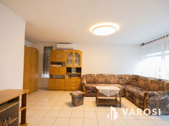 Jó lokáció, sok szoba, nagy telek