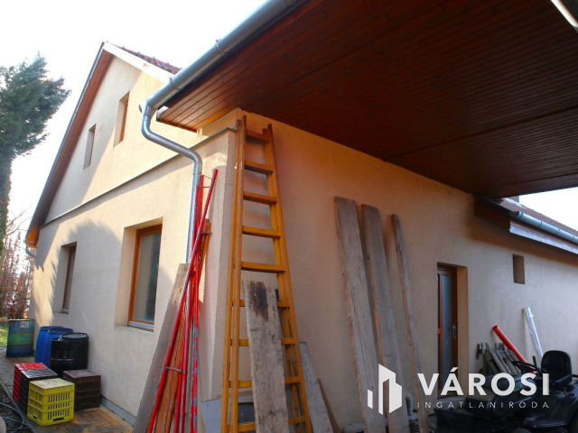 Két lakóingatlan a város peremén, értékes ipari területen