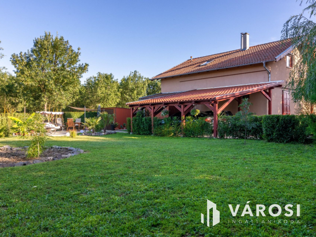 Vendéglő plusz erdő, a 46-os főút mentén