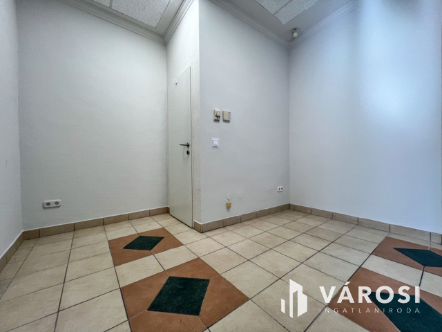 Salgó Center földszintjén üzlethelyiség kiadó!