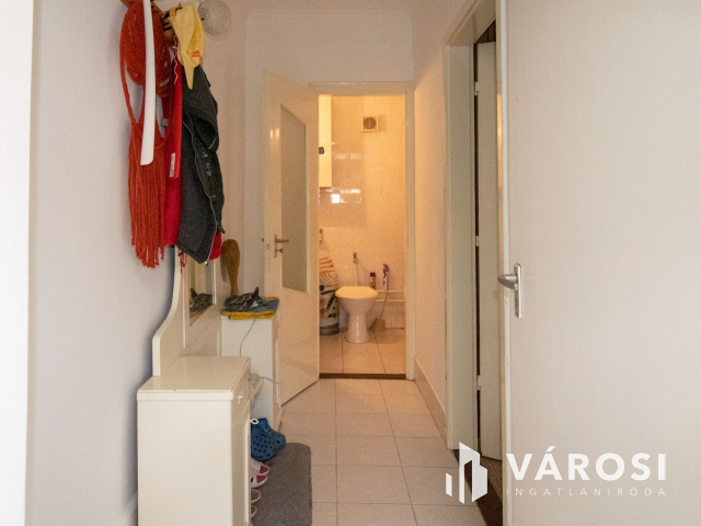 Közművesített vízparti nyaraló központi helyen!