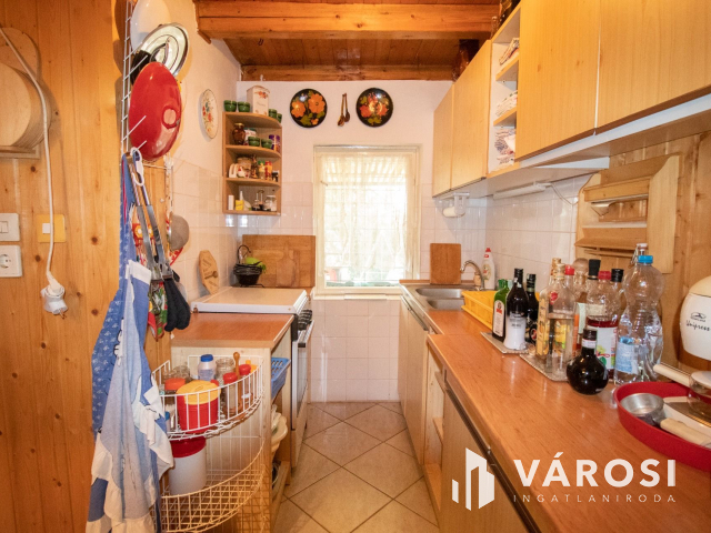 Közművesített vízparti nyaraló központi helyen!