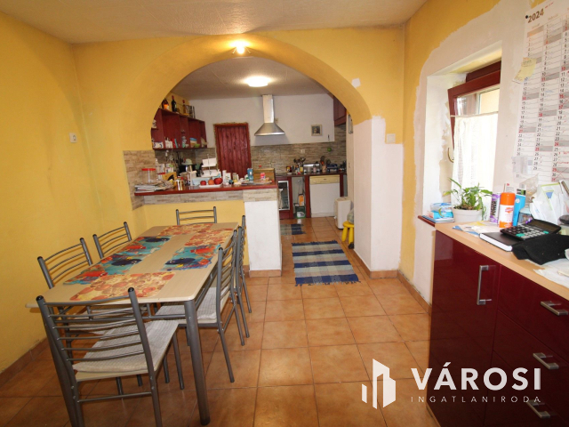 Ház tele lehetőségekkel, nagy telekkel, melléképülettel.