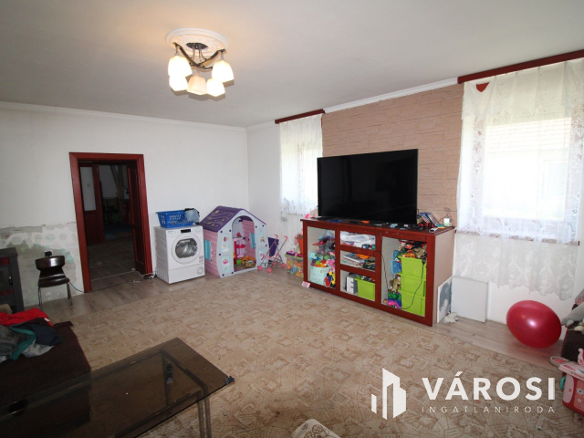 Ház tele lehetőségekkel, nagy telekkel, melléképülettel.