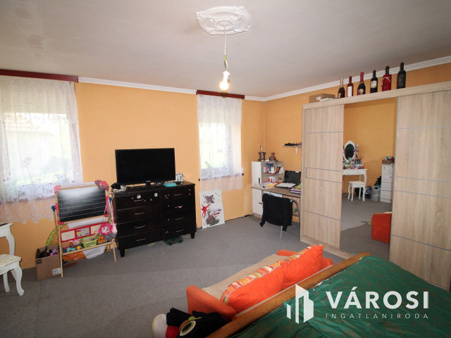 Ház tele lehetőségekkel, nagy telekkel, melléképülettel.