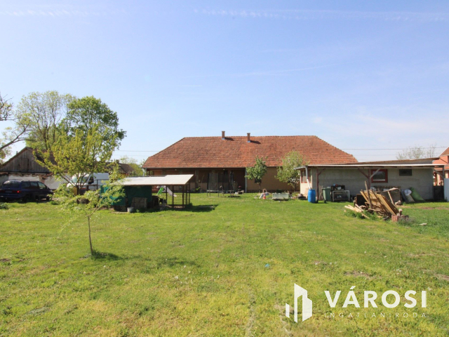 Ház tele lehetőségekkel, nagy telekkel, melléképülettel.