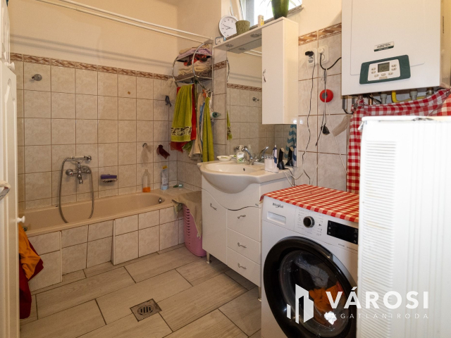 Kétszintes, kifogástalan szerkezetű téglaház