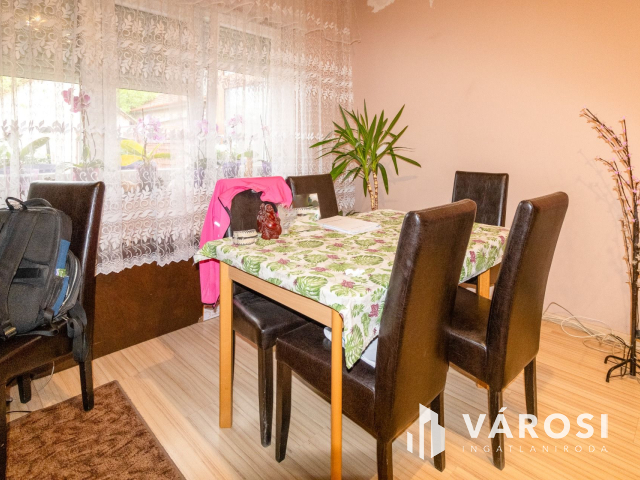 Kétszintes, kifogástalan szerkezetű téglaház