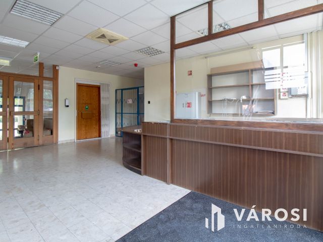 Telephely irodaházzal, 180 m2-es üzlettel és parkolókkal