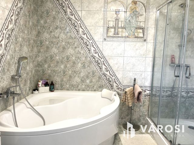 Háromszintes Belvárosi Családi Ház Békéscsaba Szívében