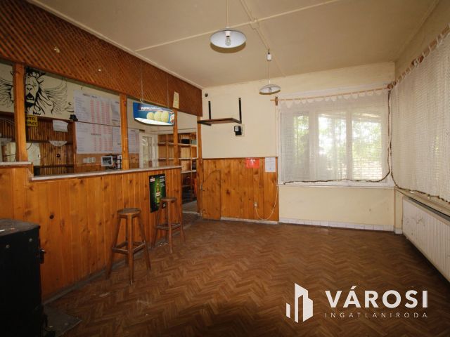 130 nm-es tégla ház több melléképülettel