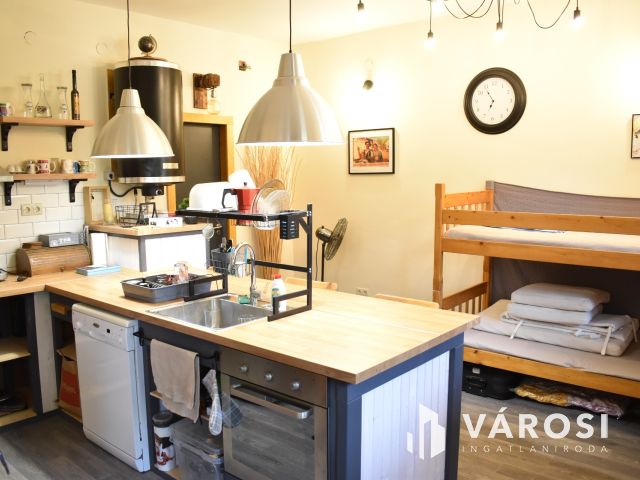 Eladó raktárépület!