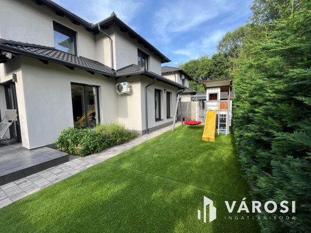 Debrecen Kertvárosi Lakóparkban Igényes Szép Ház
