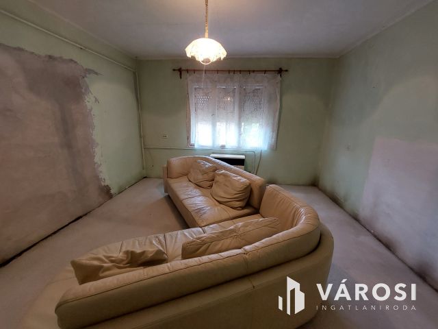 Otthonteremtés céljára, stabil, tégla falazatú kertes ház