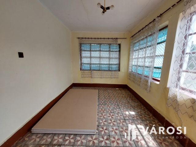 Otthonteremtés céljára, stabil, tégla falazatú kertes ház