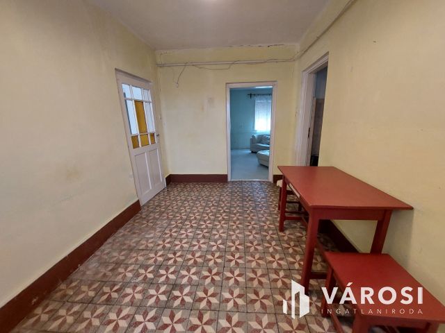 Otthonteremtés céljára, stabil, tégla falazatú kertes ház