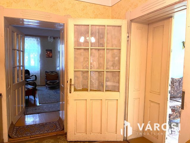 Eladó ház Szarvason üzlethelyiséggel