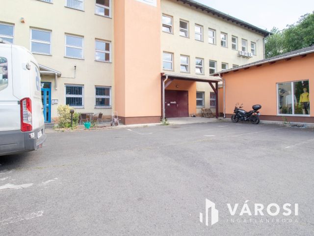 3 szintes, szintenként 512 m2-es irodaház 180 m2es raktárral