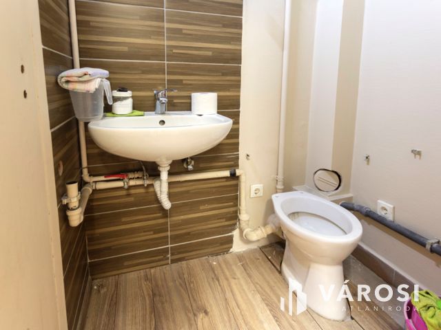 Belvárosi, 56 m2-es üzlethelyiség kiadó