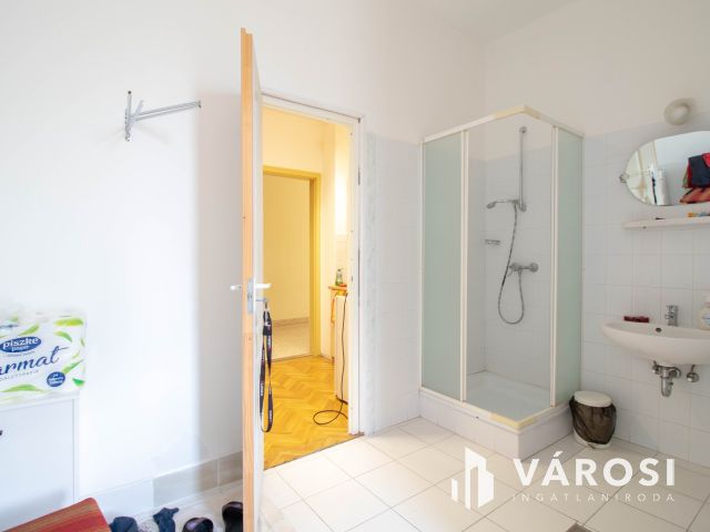 180 m2-es üzlet eladó 3 szintes irodaházzal, raktárakkal