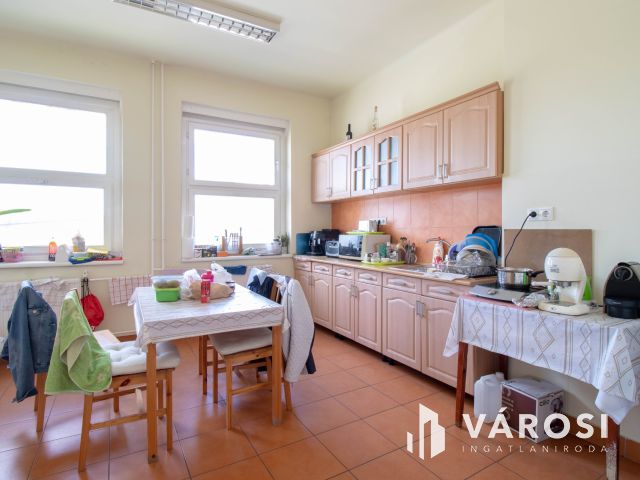 180 m2-es üzlet eladó 3 szintes irodaházzal, raktárakkal