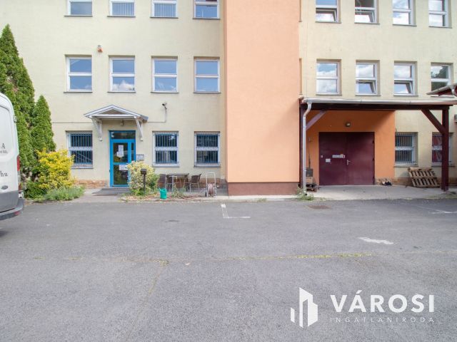 180 m2-es üzlet eladó 3 szintes irodaházzal, raktárakkal