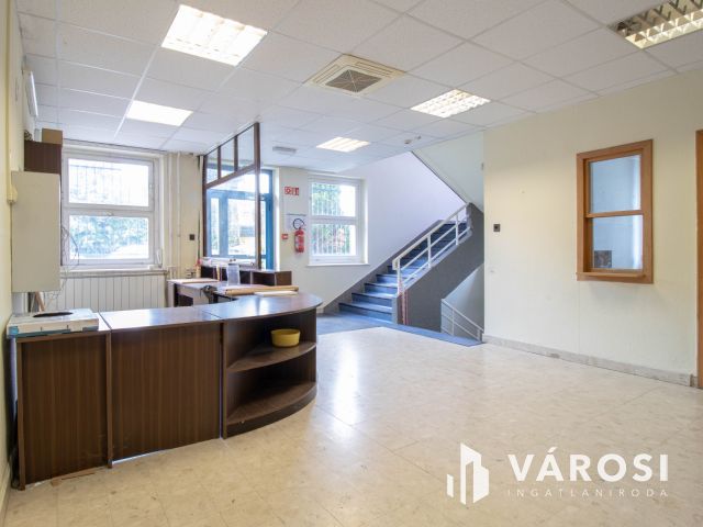 180 m2-es üzlet eladó 3 szintes irodaházzal, raktárakkal