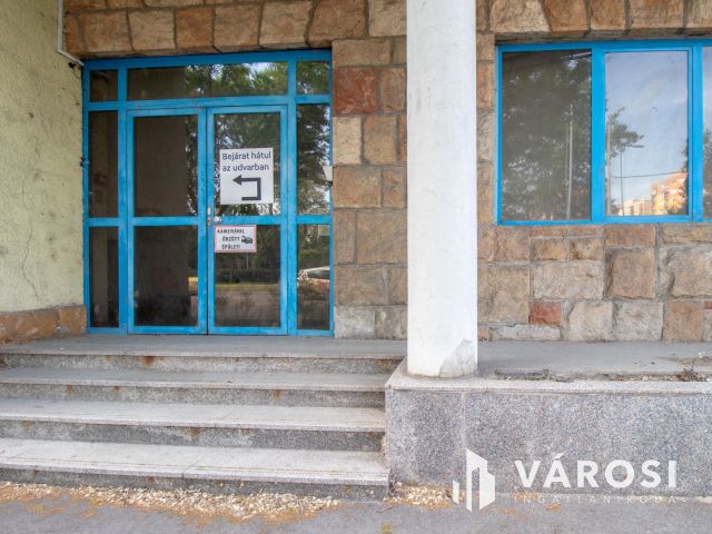 180 m2-es üzlet eladó 3 szintes irodaházzal, raktárakkal
