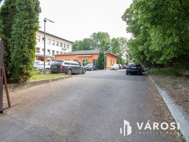 180 m2-es üzlet eladó 3 szintes irodaházzal, raktárakkal