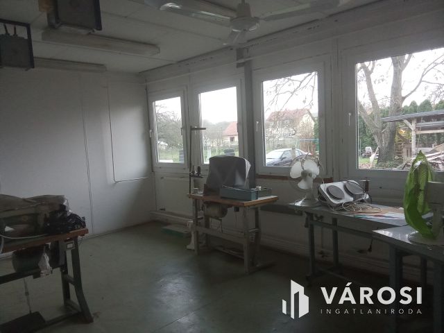 Műhely és lakóház Jákon