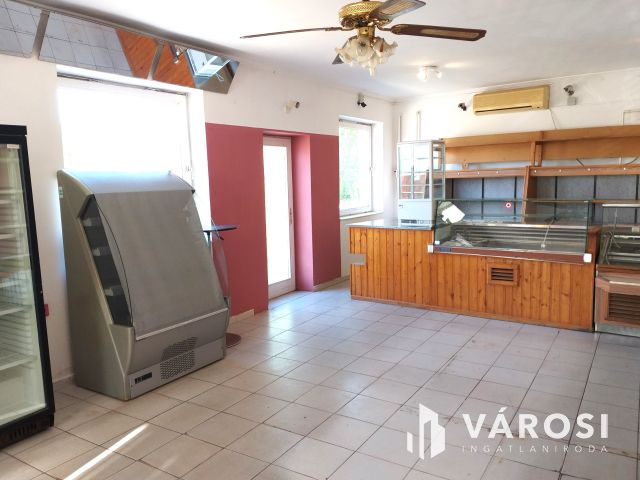 Takaros lakássá alakítható sarki ingatlan