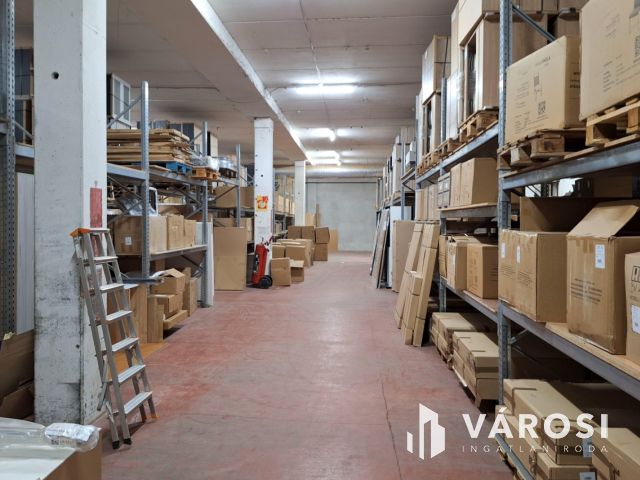 Raktárcsarnok jó helyen eladó!